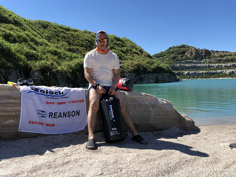 Ag taisteal tríd an dúlra, uiscedhíonach ar dtús: Backpack uiscedhíonach atá deartha go sainiúil ó Sealock Outdoor